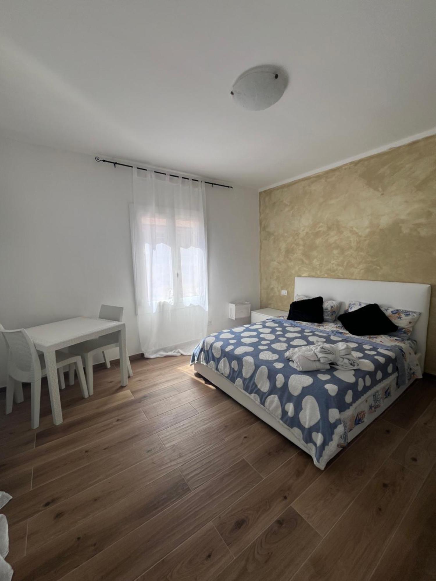 Hotel La Casa Del Giglio Albenga Esterno foto