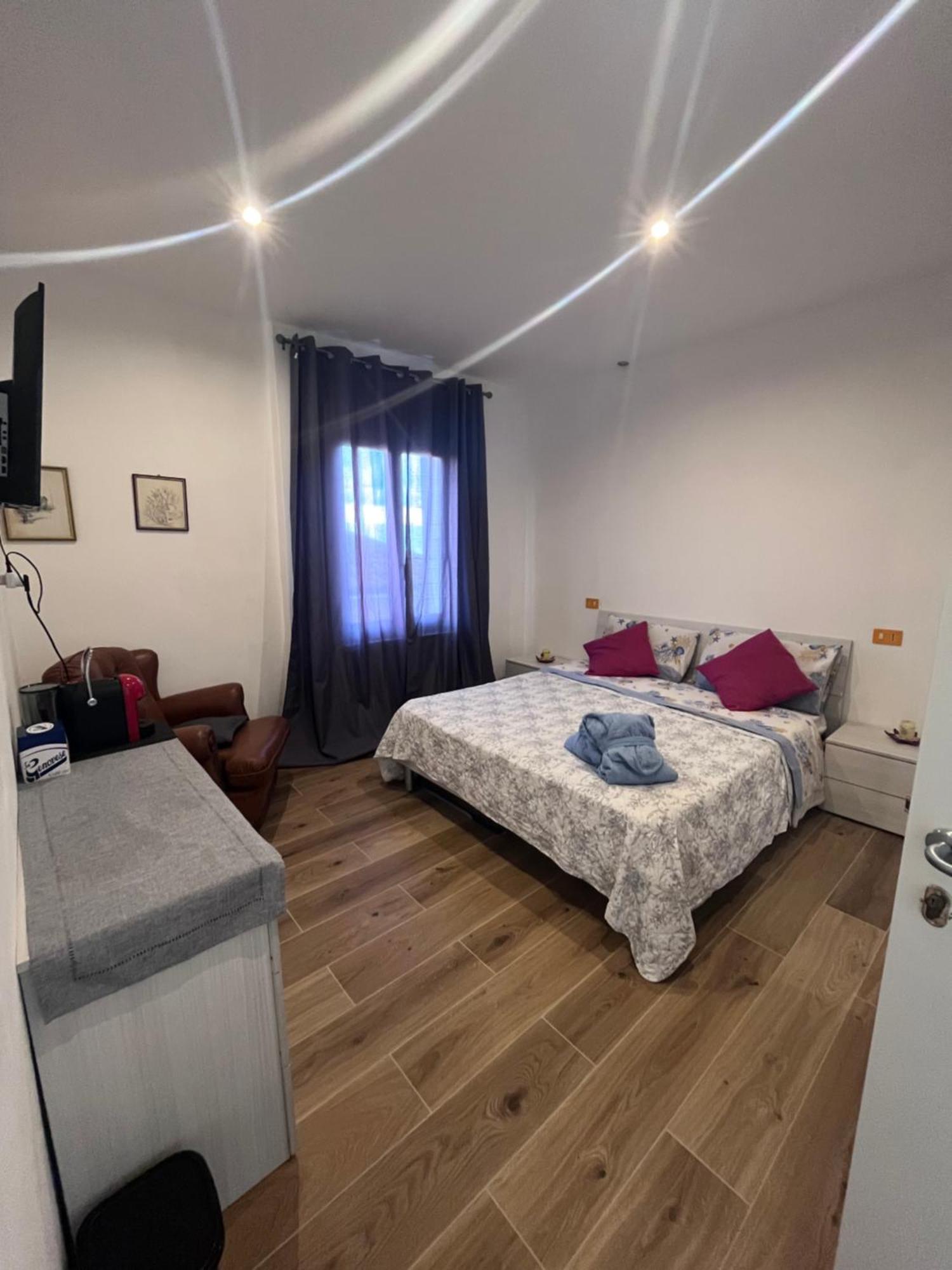 Hotel La Casa Del Giglio Albenga Esterno foto